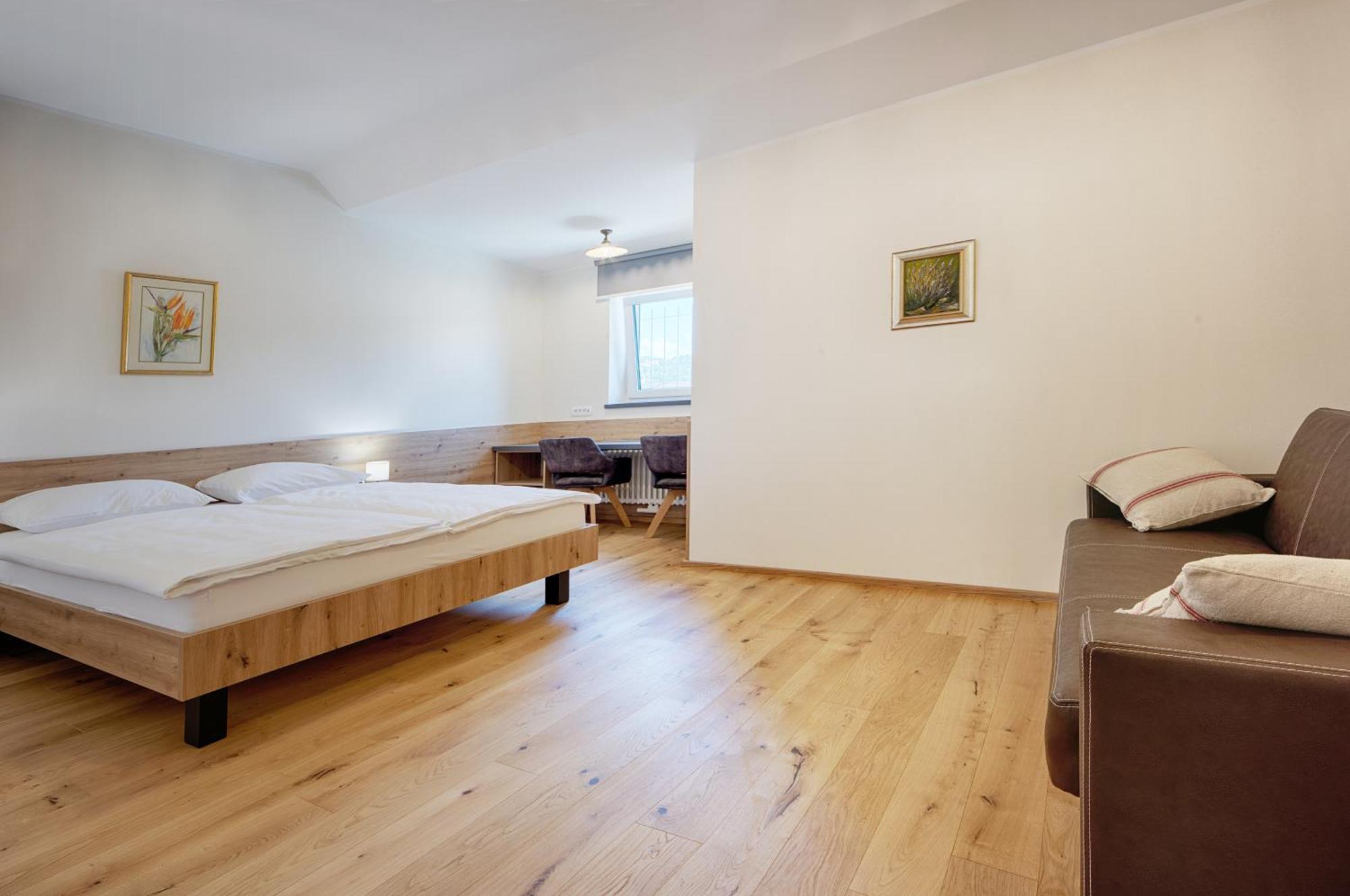 Guesthouse Tursic Vrhnika Buitenkant foto
